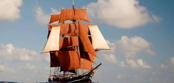 Eye of the Wind under full sail. Adventure sailing holidays across oceans with classic sailing.